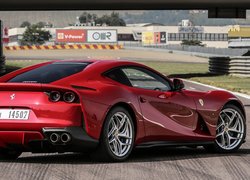 Czerwone Ferrari 812 Superfast