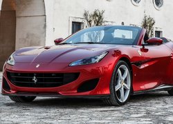 Czerwone Ferrari Portofino przodem