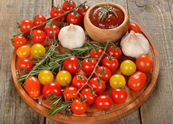 Pomidory koktajlowe, Czerwone, Żółte, Czosnek, Keczup, Zioła, Rozmaryn, Deska, Deski