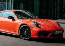 Czerwone Porsche 911 Carrera GTS rocznik 2021