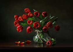 Czerwone tulipany w wazonie