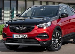 Czerwono-czarny Opel Grandland X