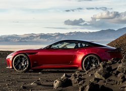 Czerwony Aston Martin DBS Superleggera bokiem