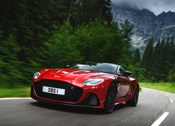 Czerwony Aston Martin DBS Superleggera na górskiej drodze