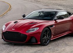 Czerwony Aston Martin DBS Superleggera przodem