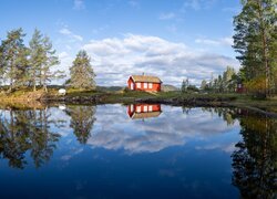 Czerwony dom nad jeziorem Vaeleren w Norwegii