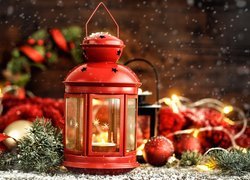 Czerwony lampion pośród świątecznych ozdób