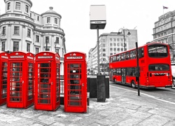 Czerwony piętrowy autobus i budki telefoniczne w szarym Londynie
