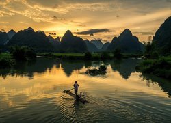 Jezioro, Człowiek, Tratwa, Przeprawa, Zachód słońca, Drzewa, Góry, Prowincja Cao Bang, Wietnam