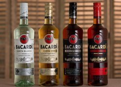 Cztery butelki Bacardi