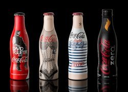 Cztery butelki Coca-Coli