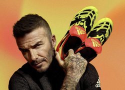 David Beckham trzymający buty Adidas