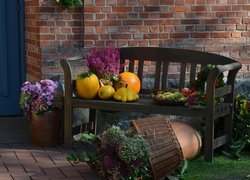 Dekoracja jesienna przed domem na ławeczce