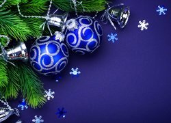 Dekoracja świąteczna z niebieskimi bombkami