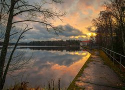 Jezioro Huuhanlampi, Drzewa, Las, Domy, Zachód słońca, Chmury, Finlandia