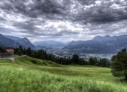 Dolina Renu, Granica, Liechtenstein, Gmina Triesen, Szwajcaria, Góry, Alpy, Rzeka Ren, Domy, Ciemne chmury, Lasy, Drzewa