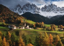 Góry, Dolomity, Wieś Santa Maddalena, Kościół, Domy, Chmury, Dolina Val di Funes, Włochy