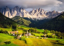 Włochy, Góry Dolomity, Masyw Odle, Dolina Val di Funes, Wieś Santa Maddalena, Lasy, Domy