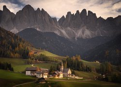 Góry, Dolomity, Masyw Odle, Las, Drzewa, Domy, Kościół, Wieś, Santa Maddalena, Dolina Val di Funes, Włochy