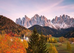 Włochy, Dolomity, Dolina Val di Funes, Wieś Santa Maddalena, Góry, Masyw Odle, Lasy, Drzewa, Jesień, Domy, Kościół
