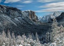 Dolina Yosemite Valley w zimowej scenerii