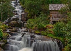 Wodospad Tvindefossen, Skały, Las, Drzewa, Dom, Voss, Norwegia
