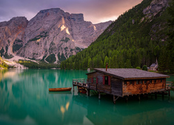 Dom na jeziorze Pragser Wildsee we Włoszech