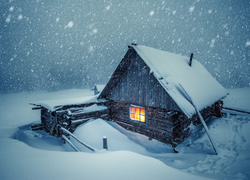 Dom na pustkowiu zasypany śniegiem