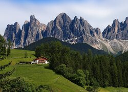 Dom na wzgórzu w Parku Narodowym Puez Ole we włoskich Dolomitach