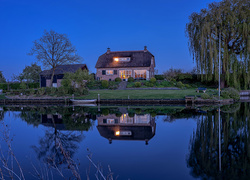 Dom nad rzeką w Geldermalsen w Holandii o zmierzchu