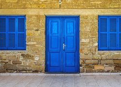Dom z niebieskimi oknami i drzwiami