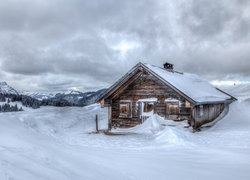 Dom zasypany śniegiem w górach