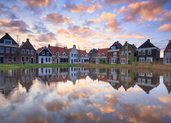 Domki letniskowe w holenderskiej wsi Oostmahorn
