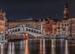 Domy i most Ponte di Rialto w Wenecji nocą