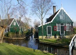 Domy, Drzewa, Kanał wodny, Skansen, Zaanse Schans, Holandia