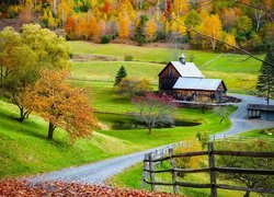 Domy na farmie w Vermont w Nowej Anglii jesienią