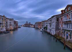 Domy nad Canal Grande w Wenecji o poranku