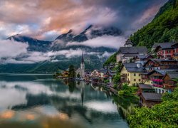 Mgła, Góry, Alpy Salzburskie, Jezioro Hallstattersee, Domy, Kościół, Hallstatt, Austria