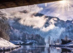 Niemcy, Bawaria, Zima, Góry, Jezioro Konigssee, Park Narodowy Berchtesgaden, Las, Domy, Mgła, Chmury, Promienie słońca