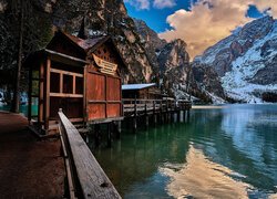 Włochy, Południowy Tyrol, Góry, Dolomity, Jezioro, Pragser Wildsee, Lago di Braies, Domy, Pomost