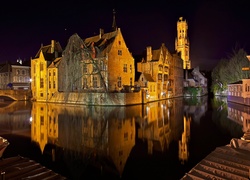 Domy nad kanałem w belgijskiej Brugii nocą
