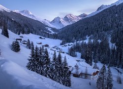 Domy w Davos w szwajcarskich Alpach zimą