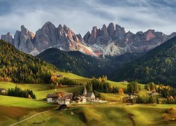 Domy w dolinie Val di Funes we Włoszech