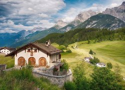 Domy w Gryzonii w Alpach Szwajcarskich