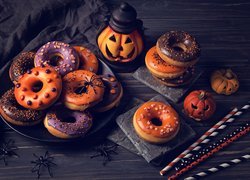 Donuty obok ceramicznych dyń w dekoracji na Halloween