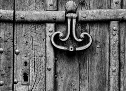 Drewniane drzwi z kołatką
