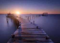 Drewniane molo na morzu o świcie