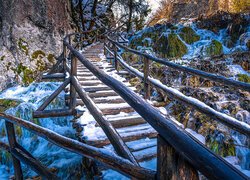 Drewniane schody nad rzeką w górach