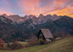 Drewniany dom na wzgórzu z widokiem na Alpy Julijskie