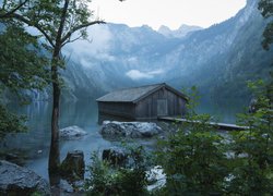 Park Narodowy Berchtesgaden, Góry, Alpy, Mgła, Jezioro Obersee, Drewniany, Domek, Kamienie, Bawaria, Niemcy